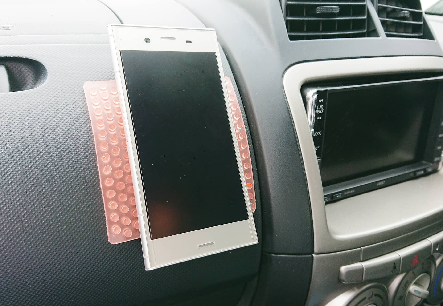 車でiPadを貼り付けている吸盤シート《ビタシート》